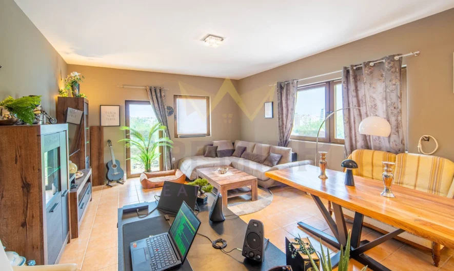 Две Къщи с 2 дка Двор в кв. Изгрев гр.Варна - - снимка 8 - Имоти Премиер