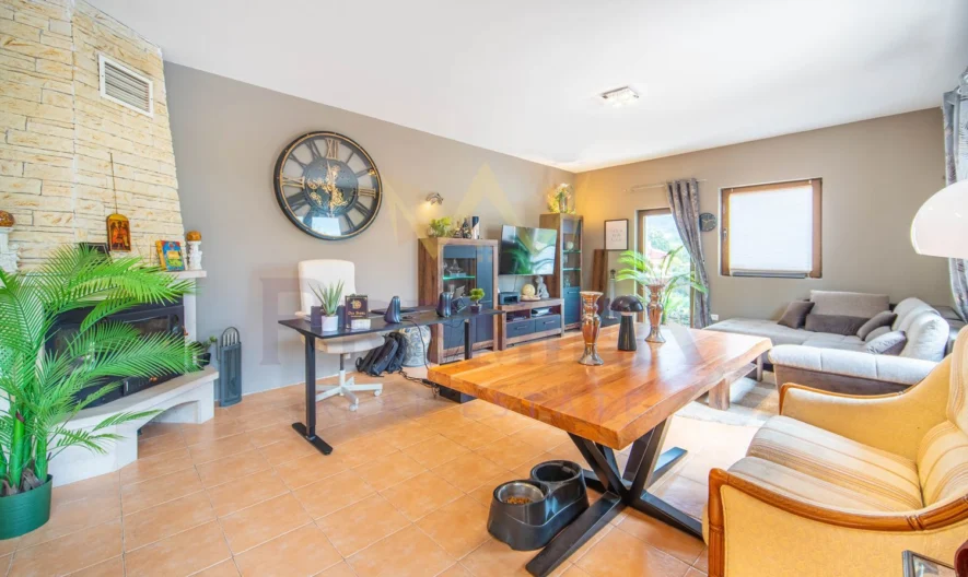 Две Къщи с 2 дка Двор в кв. Изгрев гр.Варна - - снимка 9 - Имоти Премиер