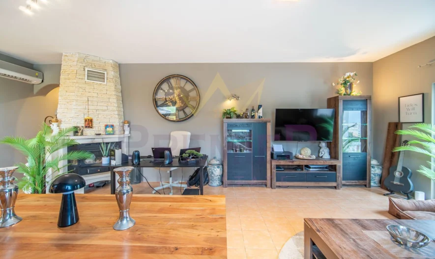 Две Къщи с 2 дка Двор в кв. Изгрев гр.Варна - - снимка 9 - Имоти Премиер