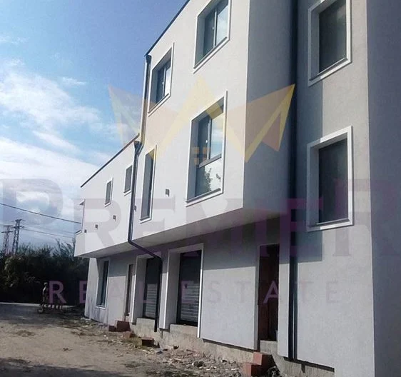 Две къщи в кв. Остромила -  - снимка 1 - Имоти Премиер