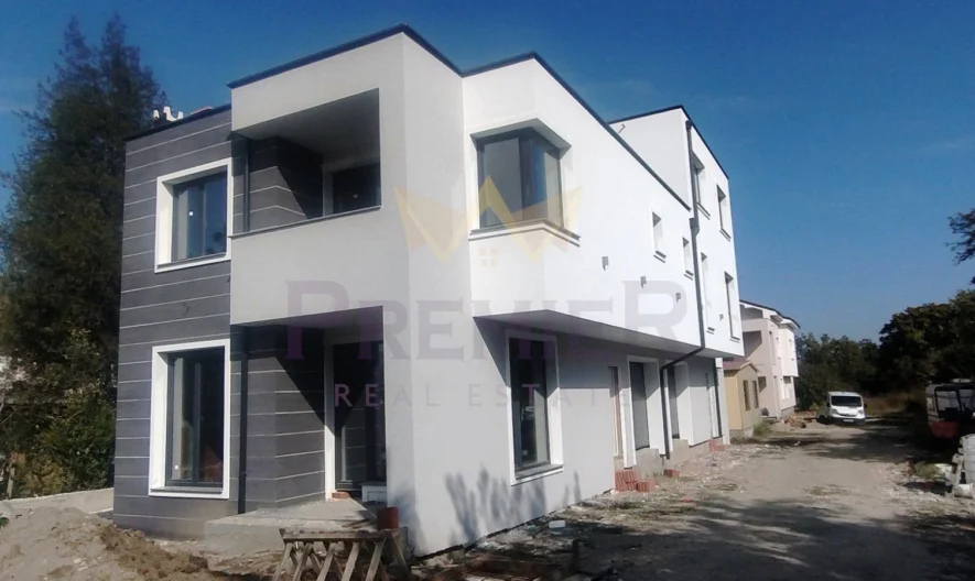 Две къщи в кв. Остромила -  - снимка 10 - Имоти Премиер