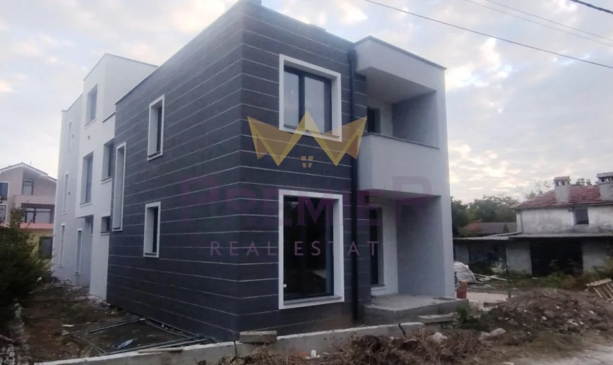 Две къщи в кв. Остромила -  - снимка 12 - Имоти Премиер