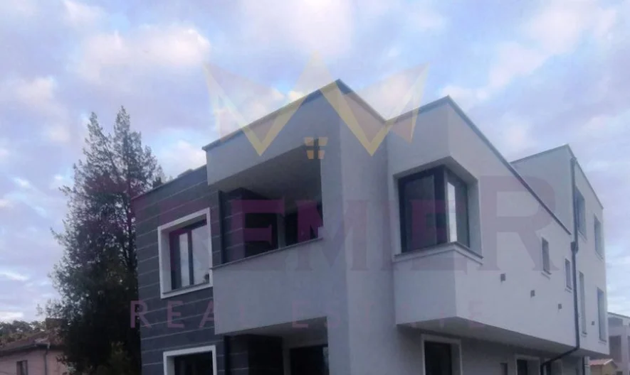 Две къщи в кв. Остромила -  - снимка 13 - Имоти Премиер