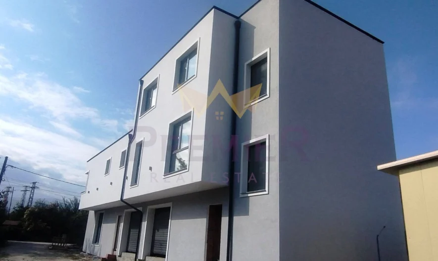 Две къщи в кв. Остромила -  - снимка 2 - Имоти Премиер