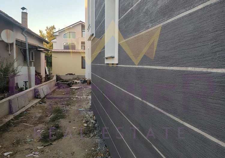 Две къщи в кв. Остромила -  - снимка 4 - Имоти Премиер