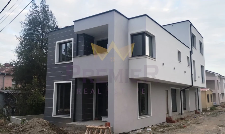 Две къщи в кв. Остромила -  - снимка 8 - Имоти Премиер