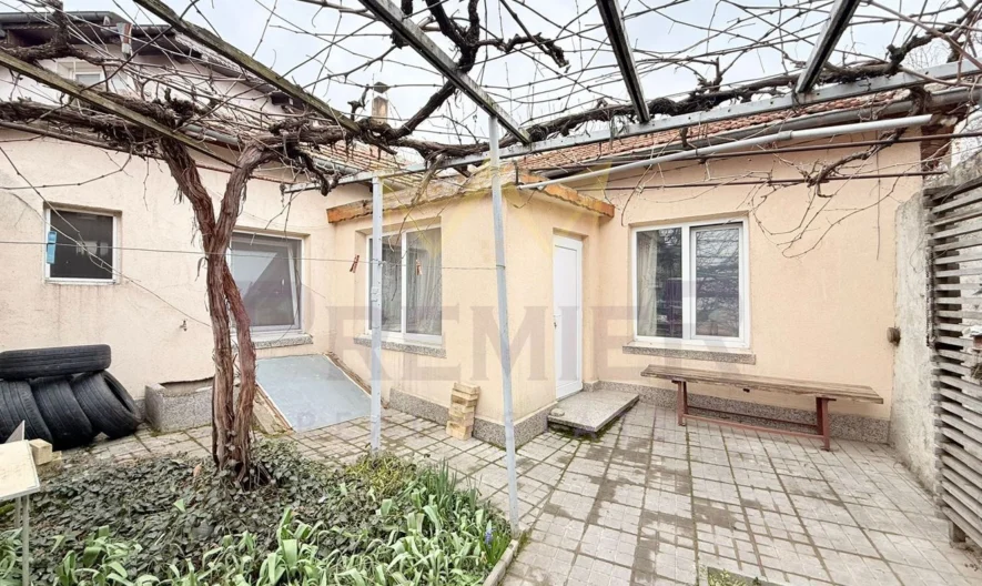 Две Къщи в Централната част на гр.Добрич - - снимка 1 - Имоти Премиер