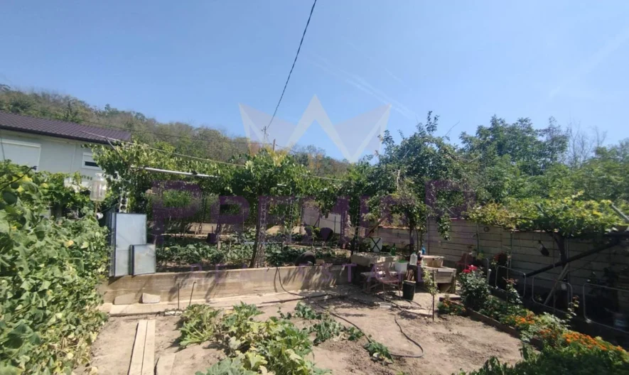 Двуетажна къща ! -  - снимка 13 - Имоти Премиер