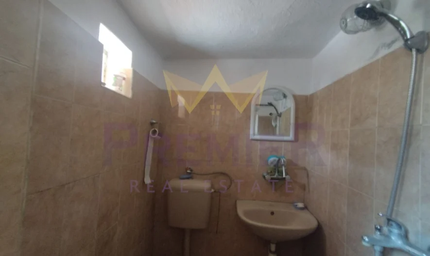 Двуетажна къща ! -  - снимка 17 - Имоти Премиер