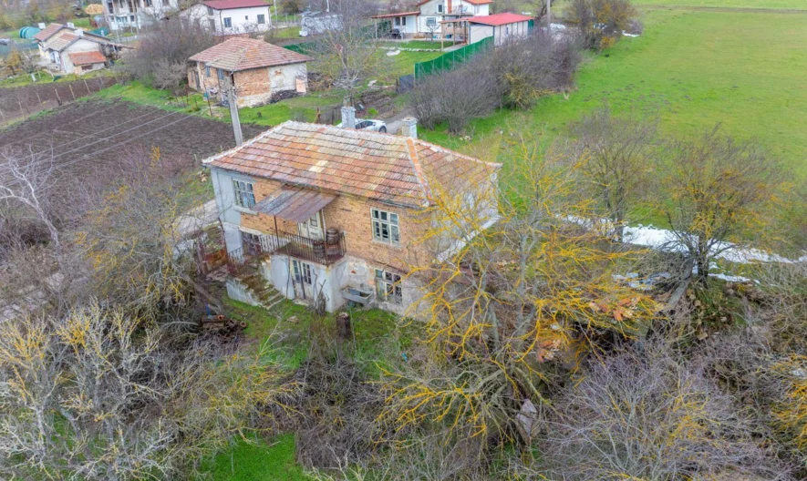 Двуетажна къща – 108 кв.м. с парцел 3000 кв.м. -  - снимка 1 - Имоти Премиер