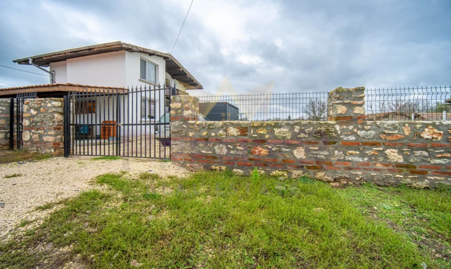 Двуетажна къща (90 кв.м. РЗП) с двор (2000 кв.м.) в с. Гурково, общ. Балчик, обл. Добрич. -  - снимка 1 - Имоти Премиер