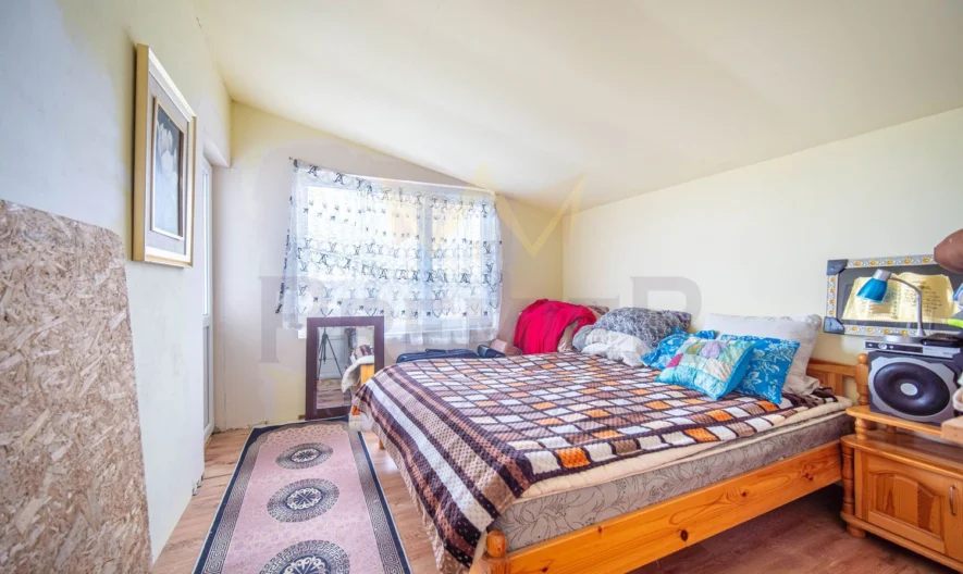 Двуетажна къща (90 кв.м. РЗП) с двор (2000 кв.м.) в с. Гурково, общ. Балчик, обл. Добрич. - - снимка 17 - Имоти Премиер