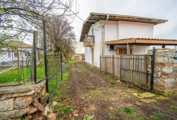 Двуетажна къща (90 кв.м. РЗП) с двор (2000 кв.м.) в с. Гурково, общ. Балчик, обл. Добрич. - - снимка 2 - Имоти Премиер