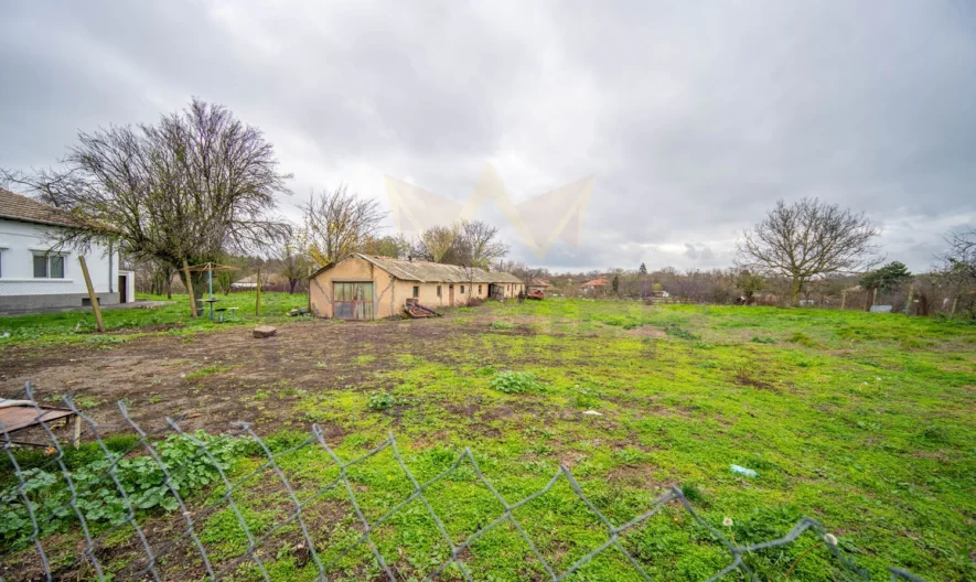 Двуетажна къща (90 кв.м. РЗП) с двор (2000 кв.м.) в с. Гурково, общ. Балчик, обл. Добрич. -  - снимка 28 - Имоти Премиер