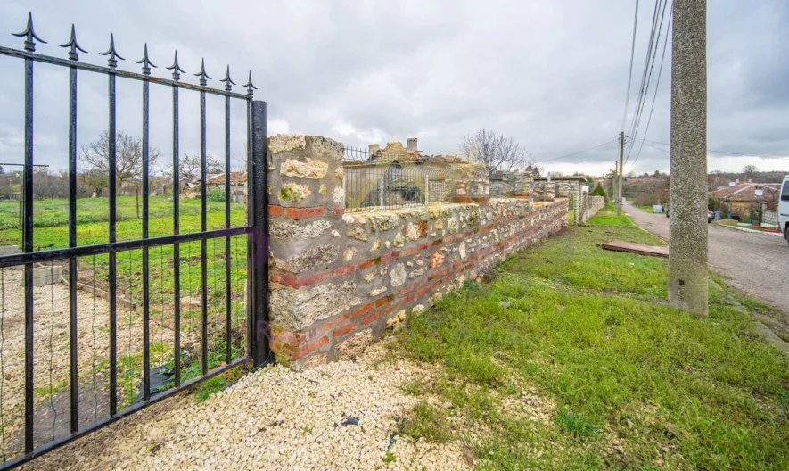 Двуетажна къща (90 кв.м. РЗП) с двор (2000 кв.м.) в с. Гурково, общ. Балчик, обл. Добрич. -  - снимка 3 - Имоти Премиер