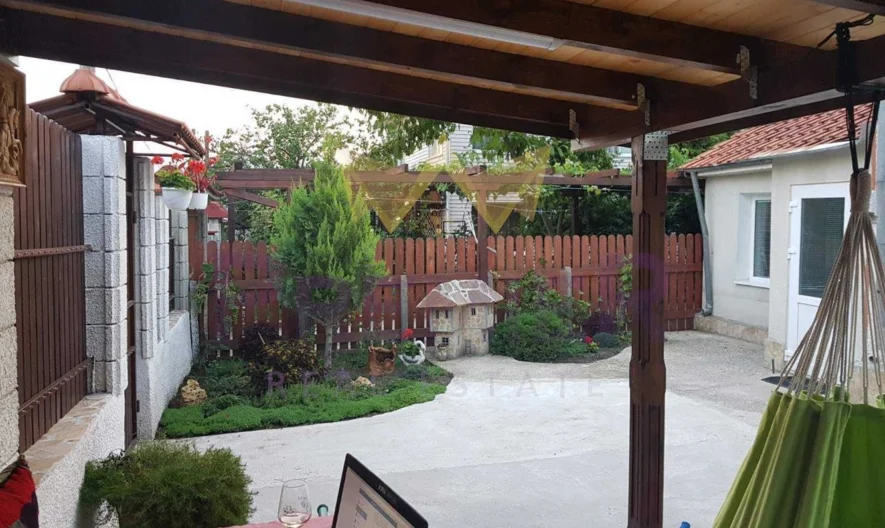 Двуетажна къща гр.Аксаково -  - снимка 3 - Имоти Премиер