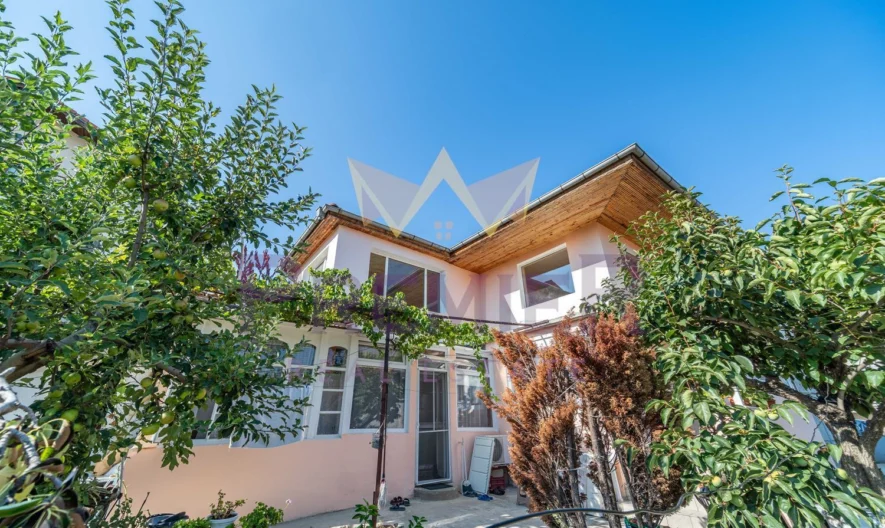 Двуетажна Къща с 600кв. Двор в кв.Виница гр.Варна - - снимка 1 - Имоти Премиер