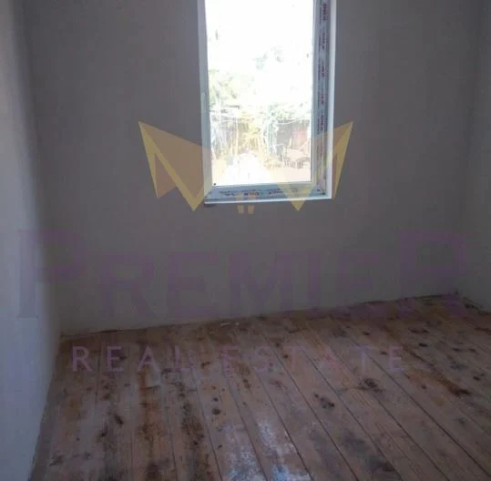 Двуетажна къща с 7 спални и голям двор – с. Извор -  - снимка 11 - Имоти Премиер