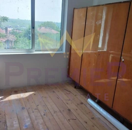 Двуетажна къща с 7 спални и голям двор – с. Извор -  - снимка 13 - Имоти Премиер