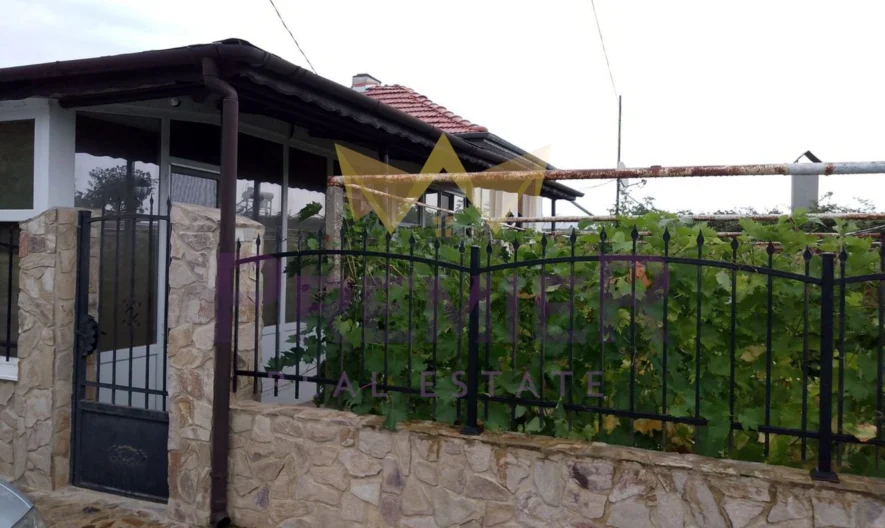 Двуетажна къща с. Бенковски -  - снимка 1 - Имоти Премиер