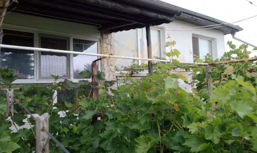 Двуетажна къща с. Бенковски - - снимка 28 - Имоти Премиер