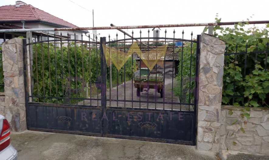 Двуетажна къща с. Бенковски -  - снимка 7 - Имоти Премиер