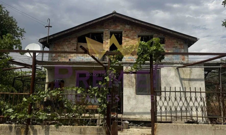 Двуетажна къща с двор 1000 кв с.Ливада -  - снимка 1 - Имоти Премиер