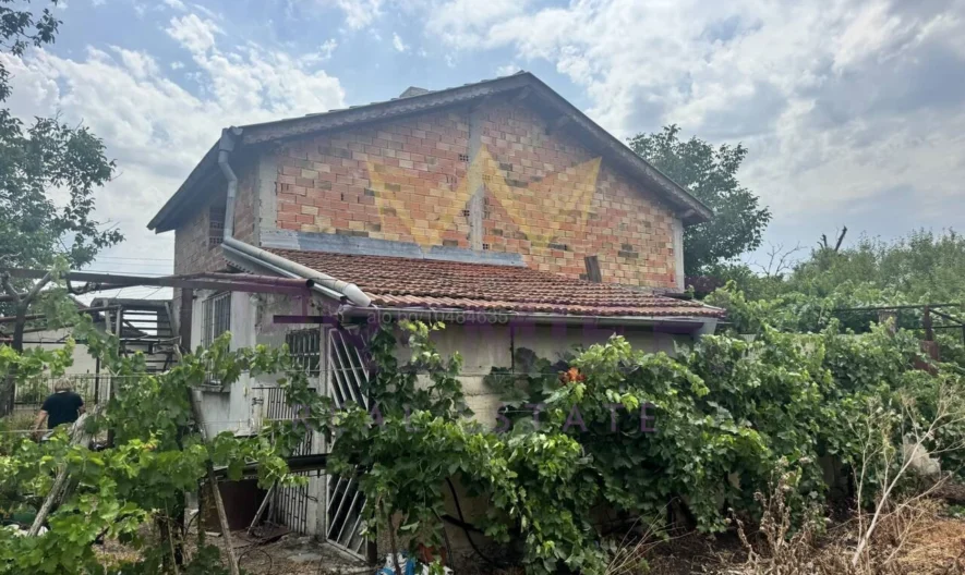 Двуетажна къща с двор 1000 кв с.Ливада -  - снимка 2 - Имоти Премиер