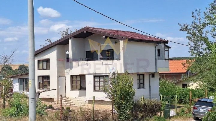 Двуетажна къща с двор и кладенец на 10 мин. от Варна, с.Яребична – нов покрив, обзаведена -  - снимка 1 - Имоти Премиер