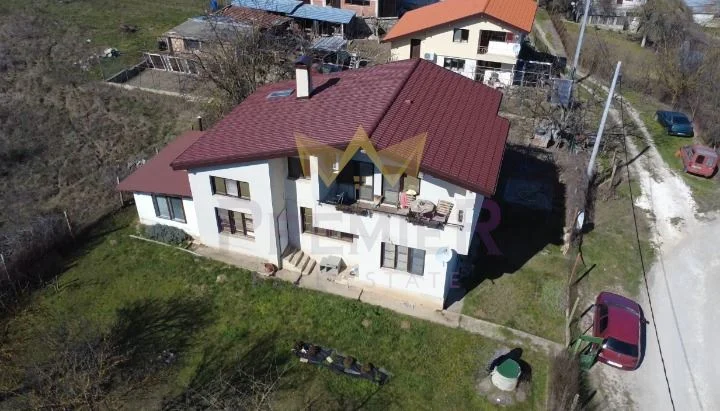 Двуетажна къща с двор и кладенец на 10 мин. от Варна, с.Яребична – нов покрив, обзаведена -  - снимка 1 - Имоти Премиер