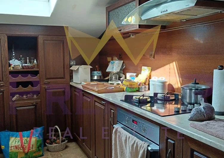 Двуетажна къща с двор и кладенец на 10 мин. от Варна, с.Яребична – нов покрив, обзаведена -  - снимка 16 - Имоти Премиер