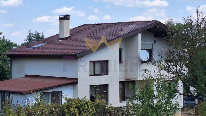 Двуетажна къща с двор и кладенец на 10 мин. от Варна, с.Яребична – нов покрив, обзаведена -  - снимка 3 - Имоти Премиер