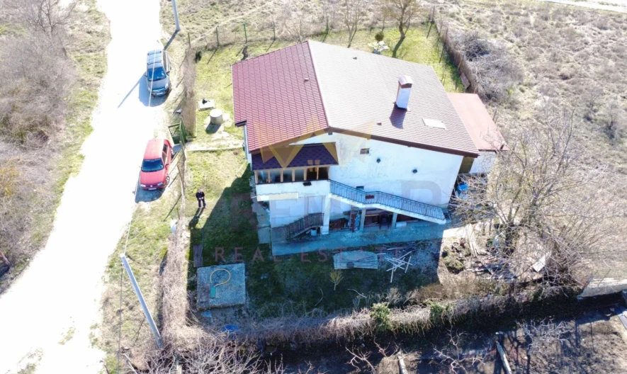 Двуетажна къща с двор и кладенец на 10 мин. от Варна, с.Яребична – нов покрив, обзаведена -  - снимка 4 - Имоти Премиер