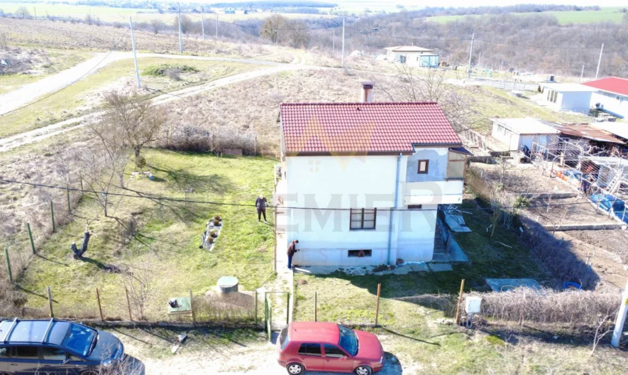 Двуетажна къща с двор и кладенец на 10 мин. от Варна, с.Яребична – нов покрив, обзаведена -  - снимка 5 - Имоти Премиер