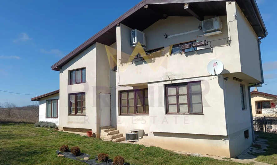 Двуетажна къща с двор и кладенец на 10 мин. от Варна, с.Яребична – нов покрив, обзаведена -  - снимка 7 - Имоти Премиер