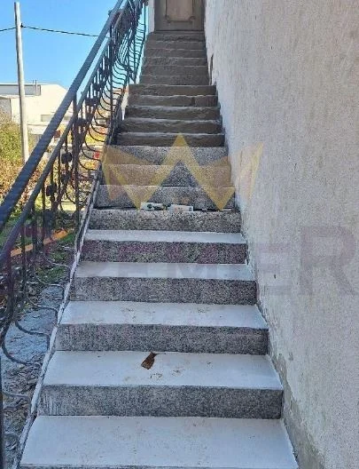 Двуетажна къща с двор и кладенец на 10 мин. от Варна, с.Яребична – нов покрив, обзаведена -  - снимка 8 - Имоти Премиер