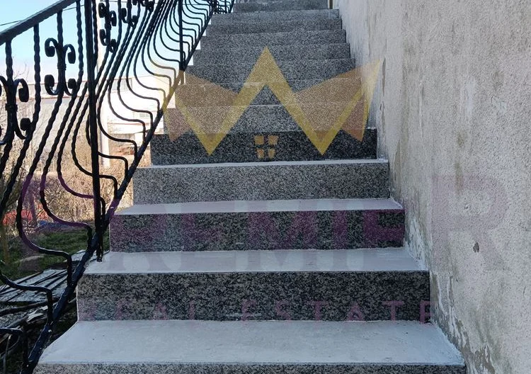 Двуетажна къща с двор и кладенец на 10 мин. от Варна, с.Яребична – нов покрив, обзаведена -  - снимка 9 - Имоти Премиер