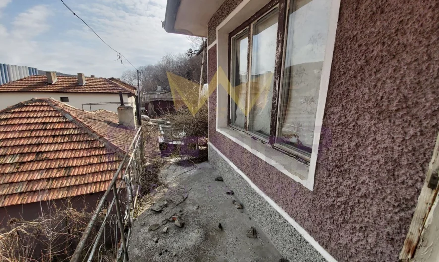 Двуетажна къща с двор в Провадия - - снимка 12 - Имоти Премиер