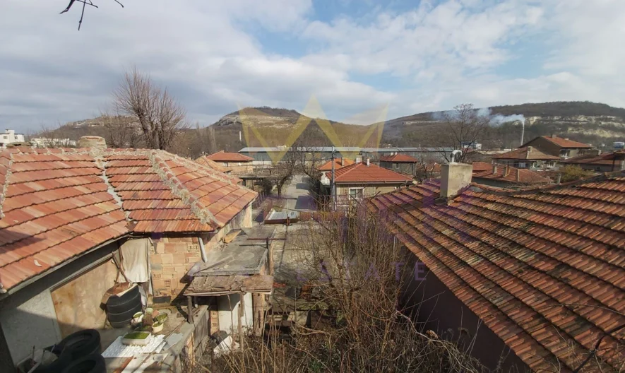 Двуетажна къща с двор в Провадия -  - снимка 12 - Имоти Премиер