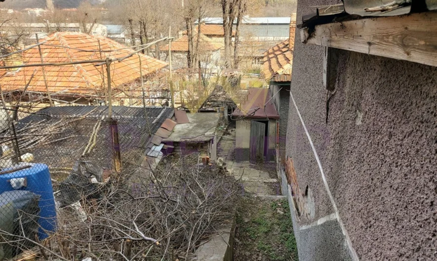 Двуетажна къща с двор в Провадия - - снимка 14 - Имоти Премиер