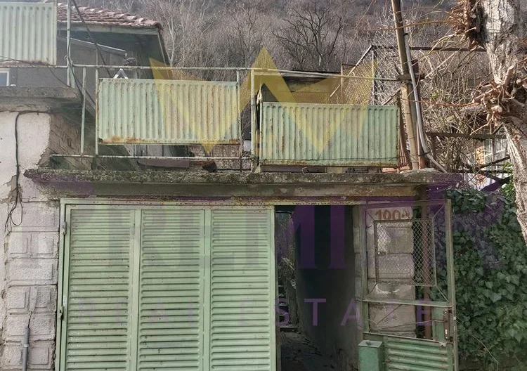 Двуетажна къща с двор в Провадия - - снимка 17 - Имоти Премиер