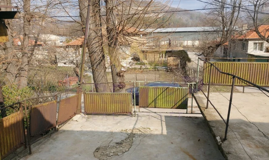 Двуетажна къща с двор в Провадия - - снимка 18 - Имоти Премиер