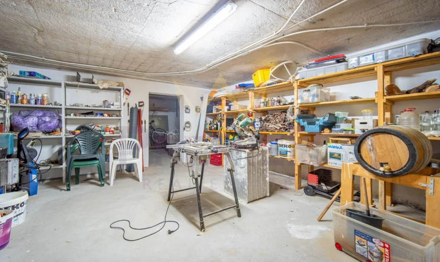 Двуетажна къща с гараж с.Оброчище -  - снимка 25 - Имоти Премиер