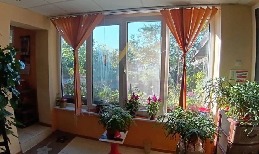 Двуетажна къща с морска гледка в м-т Св. Никола, Варна - - снимка 18 - Имоти Премиер