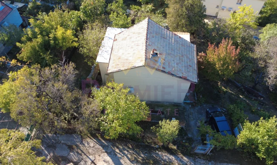 Двуетажна къща с морска гледка в м-т Св. Никола, Варна - - снимка 4 - Имоти Премиер