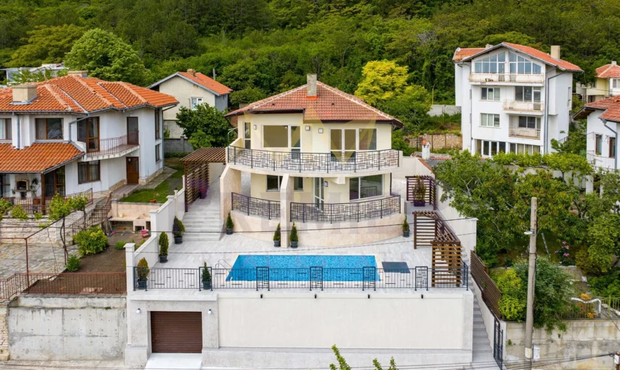 Двуетажна къща с морска панорама - - снимка 1 - Имоти Премиер