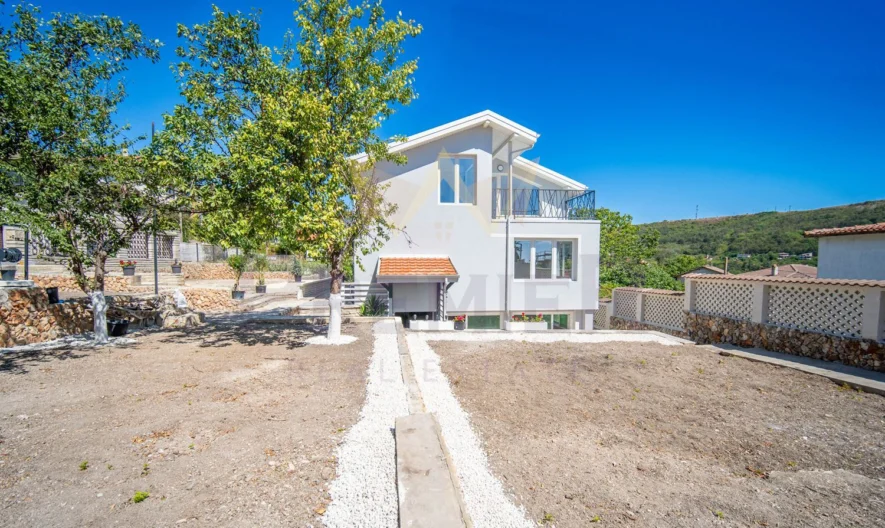 Двуетажна къща в гр. Балчик -  - снимка 1 - Имоти Премиер