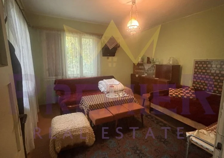 Двуетажна къща в гр. Вълчи дол, обл.Варна - - снимка 11 - Имоти Премиер