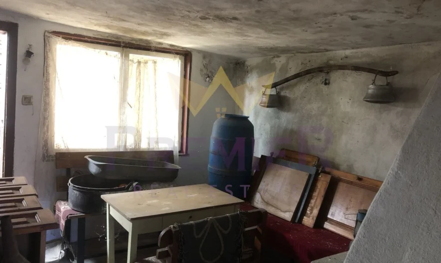 Двуетажна къща в гр. Вълчи дол, обл.Варна -  - снимка 24 - Имоти Премиер