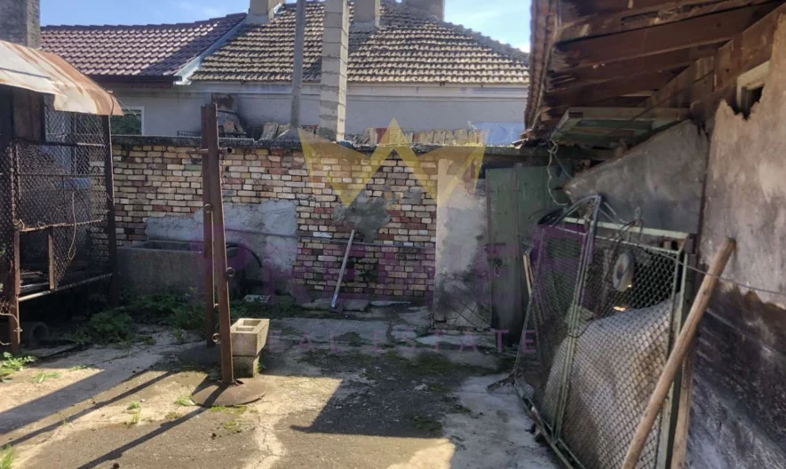 Двуетажна къща в гр. Вълчи дол, обл.Варна -  - снимка 28 - Имоти Премиер